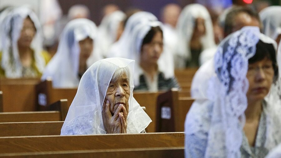 Während einer Messe für die Opfer der Atombomben in der Urakami Kathedrale in Nagasaki am 09.08.15 (dpa)