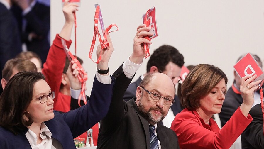 Nahles, Schulz und Dreyer beim Außerordentlichen Parteitag der SPD / © Kay Nietfeld (dpa)