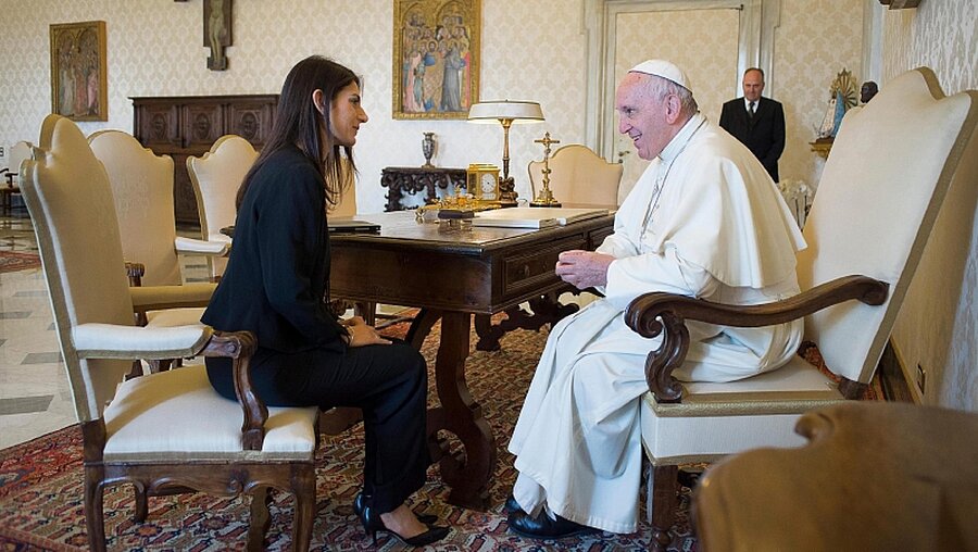  Papst Franziskus, hier bei einem Treffen mit Virginia Raggi im Januar 2016 (Archivbild) / © L'osservatore Romano / Handout (dpa)