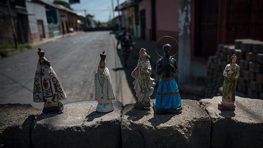  Nicaragua: Figuren von Schutzheiligen stehen auf einer Barrikade / © Carlos Herrera (dpa)