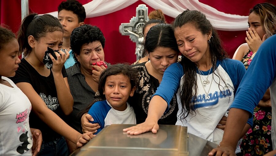 Nicaragua: Verwandte trauern um erschossenen jungen Mann / © Carlos Herrera (dpa)