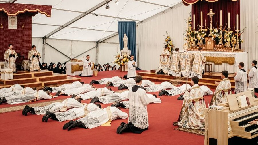 Niederwerfung während einer Weihe der Priesterbruderschaft St. Pius X. / © Jean-Matthieu Gautier (KNA)