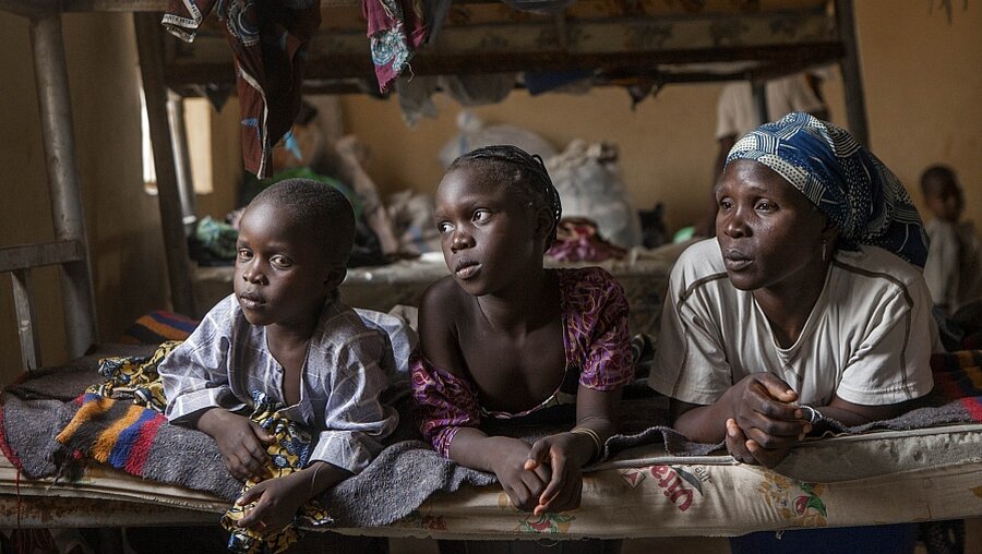Eine Frau mit ihren Kindern in einem Flüchtlingscamp in Yola im Nordosten Nigerias am 16.3.15 (dpa)
