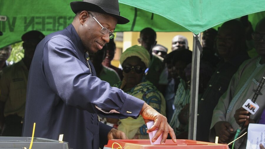 Nigerias Präsident Jonathan bei der Stimmabgabe (dpa)
