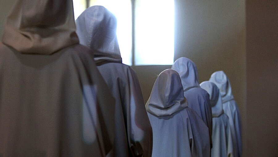 Nonnen beim Gebet (KNA)