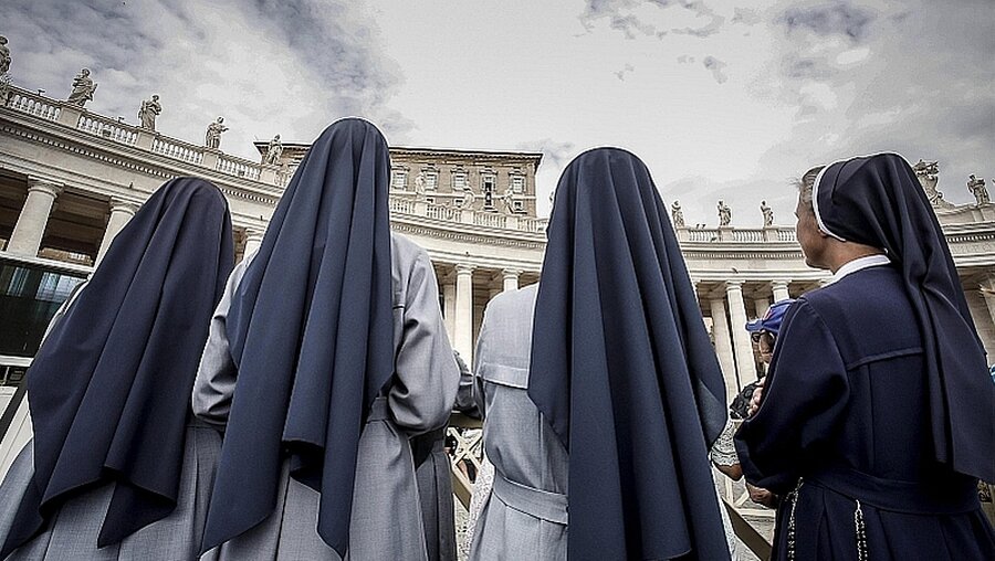 Nonnen beim Angelus-Gebet  / © Giuseppe Lami (dpa)