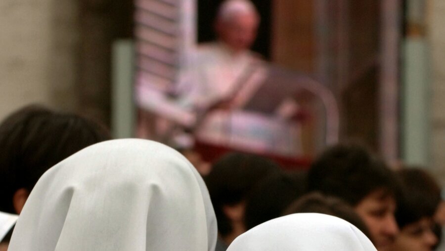 Nonnen lauschen Papst Franziskus (KNA)