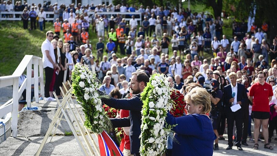 Kronprinz Haakon und Premierministerin Erna Solberg auf Utøya  / © Jon Olav Nesvold (dpa)