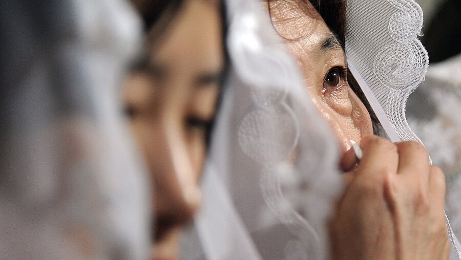 Eine aus Nordkorea geflohene Christin (rechts) am 18.8.14 im südkoreanischen Seoul. (dpa)