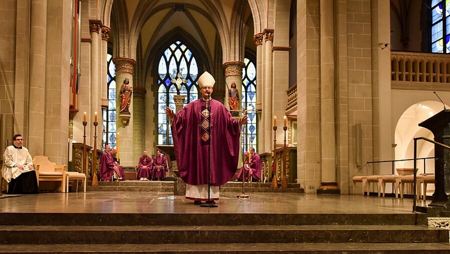 Messe mit Bischof Overbeck im Essener Dom / © Julia Rathcke (KNA)