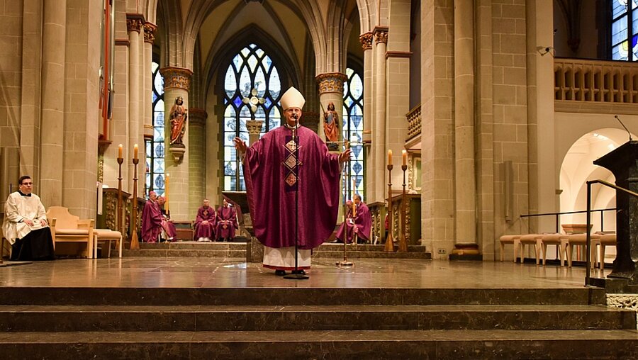 Messe mit Bischof Overbeck im Essener Dom / © Julia Rathcke (KNA)