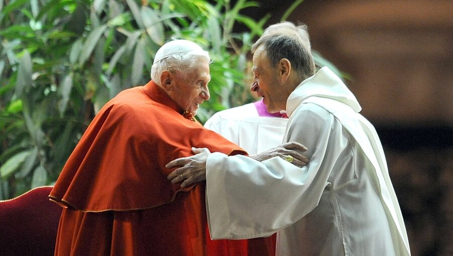 Papst mit Frère Alois (KNA)