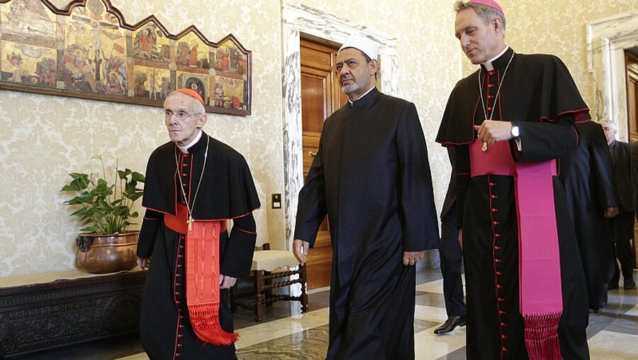 Erzbischof Gänswein (rechts), Imam Al-Tayyib (Mitte) und Kardinal Tauran (links) bei einem Treffen im Vatikan 2016 (dpa)