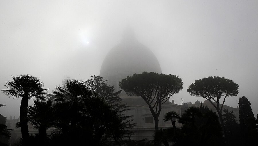 Petersdom im Nebel / © Alessandra Tarantino (dpa)