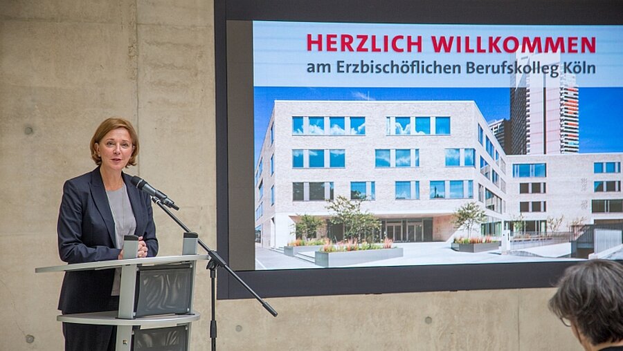 NRW-Bildungsministerin Yvonne Gebauer im Kölner Erzbischöflichen Berufskolleg / © Weyand (Erzbistum Köln)