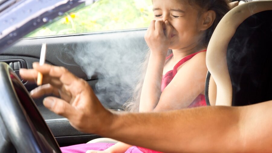 NRW will Rauchverbot zum Schutz von Kindern in Autos / © Zabavna (shutterstock)