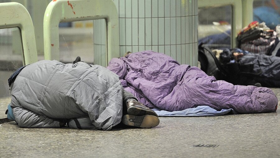 Schlafsäcke für Obdachlose / © Boris Roessler (dpa)