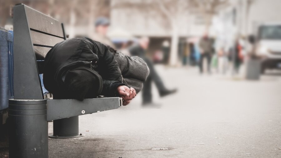 Obdachloser auf einer Bank / © Srdjan Randjelovic (shutterstock)