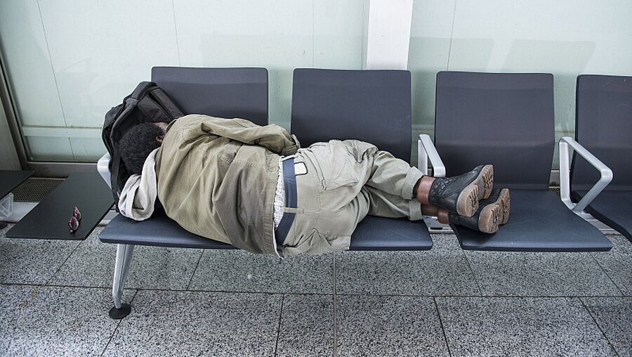 Ein Obdachloser schläft auf Stühlen / © Heike Lyding (epd)