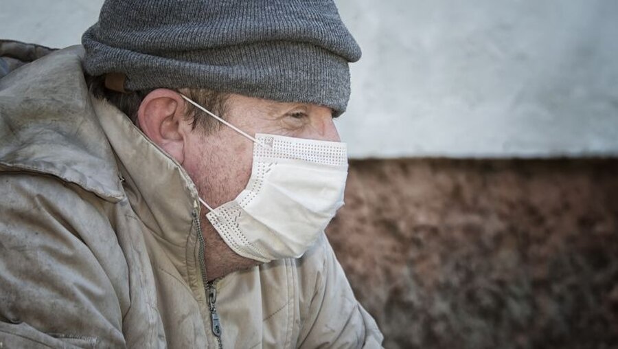 Obdachloser mit Maske / © Valeriya Popova 22 (shutterstock)
