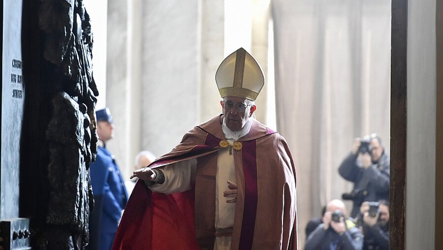 Papst Franziskus öffnet die Heilige Pforte der Lateranbasilika  / © Cristian Gennari (KNA)
