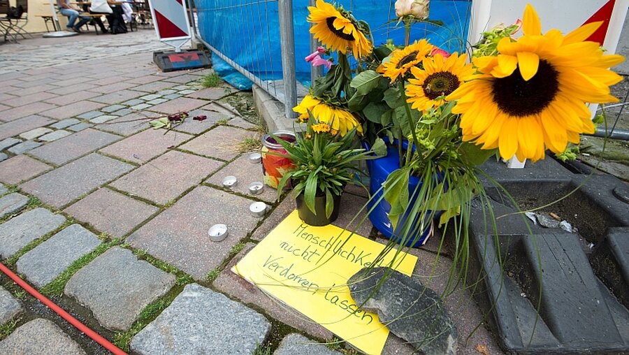 "Menschlichkeit nicht Verdorren lassen" - Blumen und Kerzen in der Nähe des Tatortes in Ansbach / © Timm Schamberger (dpa)