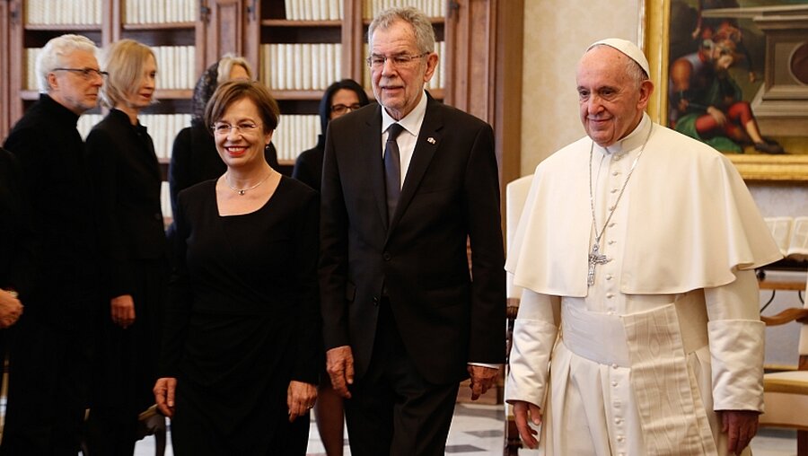Österreichs Bundespräsident Alexander Van der Bellen und seine Frau Doris Schmidauer mit Papst Franziskus / © Romano Siciliani (KNA)