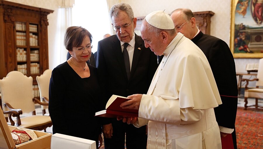 Österreichs Bundespräsident Van der Bellen uns seine Frau 2017 bei Papst Franziskus  / © Romano Siciliani (KNA)