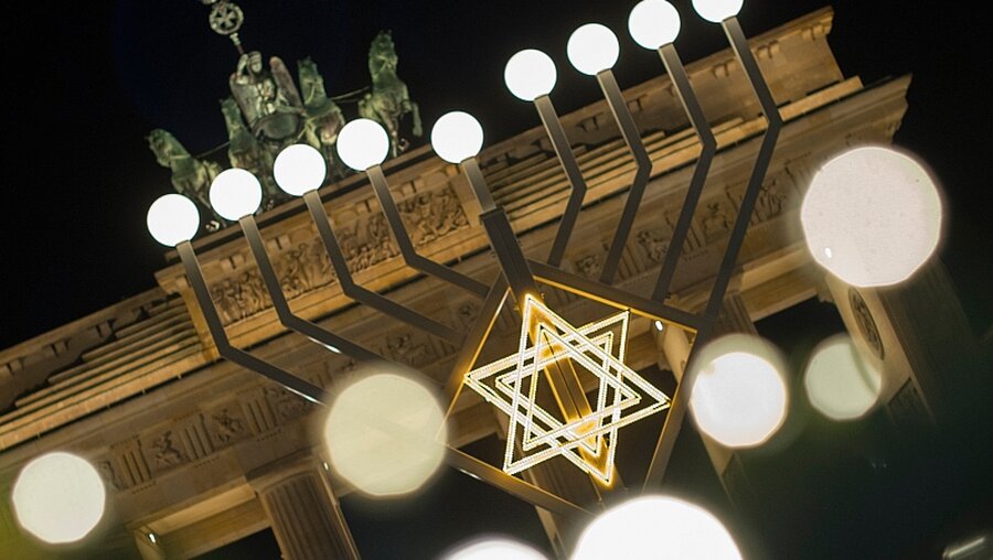 Chanukka-Leuchter vor dem Brandenburger Tor in Berlin / © Paul Zinken (dpa)