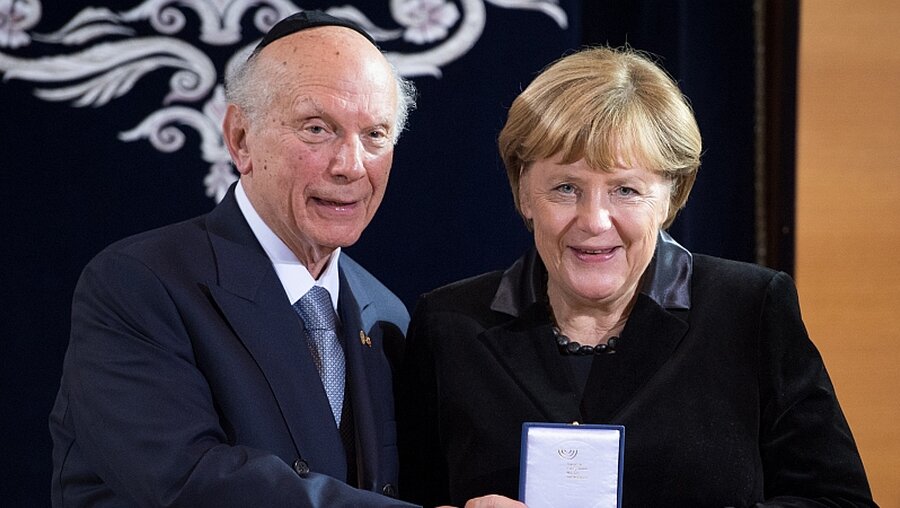 Bundeskanzlerin Angela Merkel und Rabbiner Arthur Schneier / © Matthias Balk (dpa)