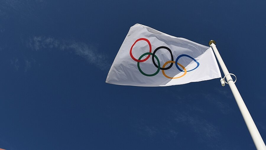 Olympia-Flagge / © Felix Kästle (dpa)