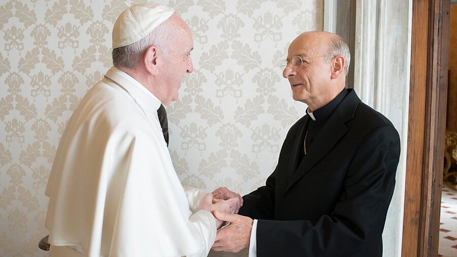 Papst trifft Msgr. Fernando Ocáriz, Prälat von Opus Dei (Archiv)  / ©  L'Osservatore Romano/Pool/AP (dpa)