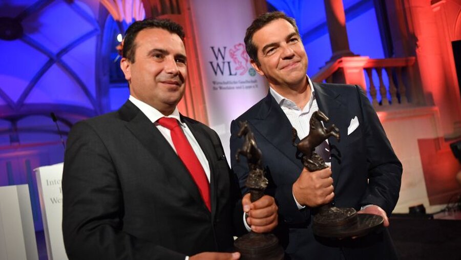 Zoran Zaev, Ministerpräsident von Nordmazedonien (l), und Alexis Tsipras, ehemaliger griechischer Ministerpräsident / © Lino Mirgeler (dpa)