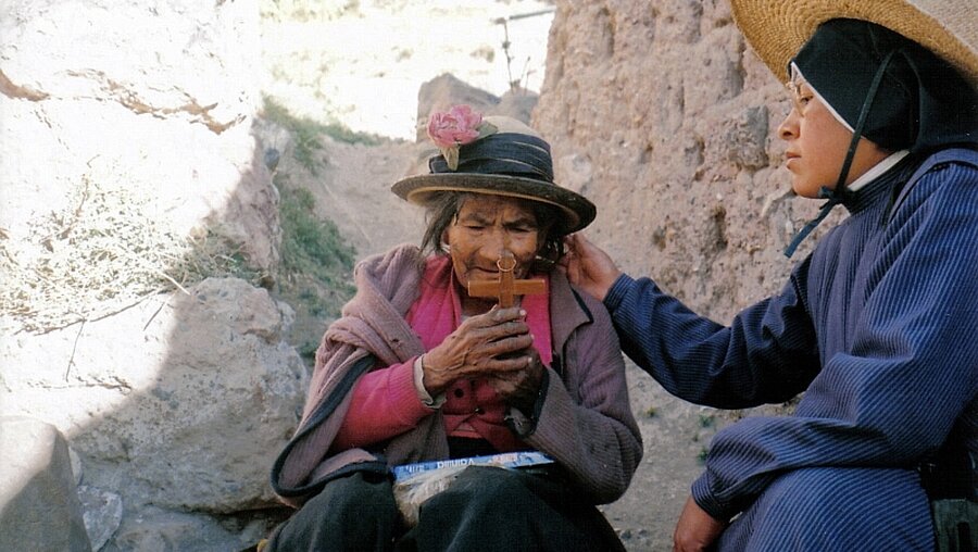 Ordensfrau mit einer indigenen Einwohnerin im Bergland von Peru / © N.N. (KiN)