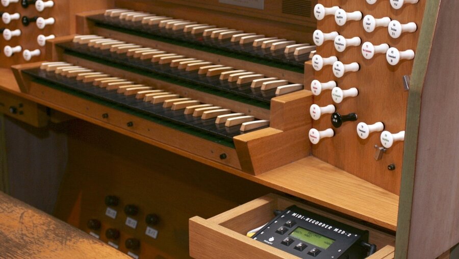 Orgel in der Braunschweiger Katharinenkirche: Besucher können sie per Münzeinwurf starten  / © Charlotte Morgenthal (epd)