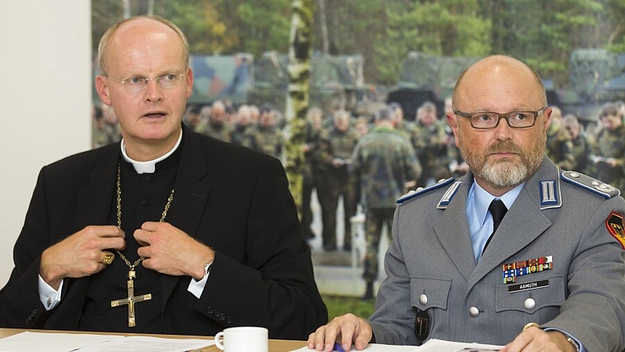 Bischof Franz-Josef Overbeck und Oberstleutnant Thomas Aßmuth / © Jörg Sarbach (dpa)