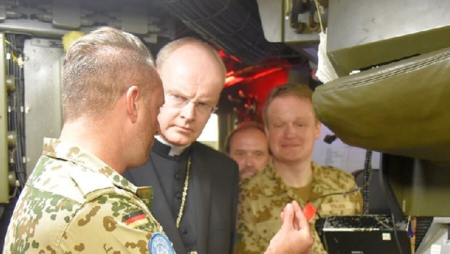 Bischof Overbeck mit Soldaten / © KS / Doreen Bierdel