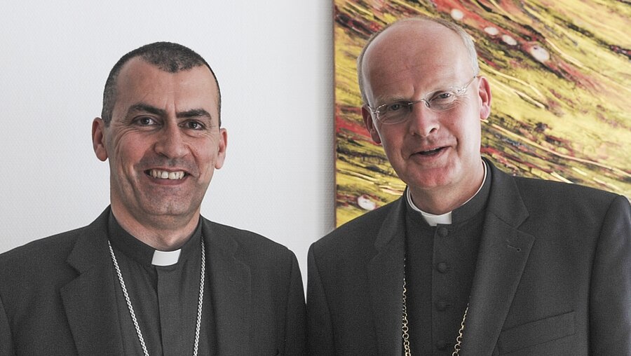 Erzbischof Nona und Bischof Overbeck (KNA)