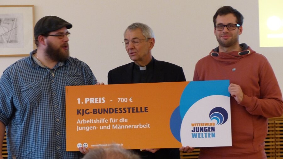 Erzbischof Schick mit den Preisträgern des "jungenwelten"-Wettbewerbs / © Tim Dreyhaupt