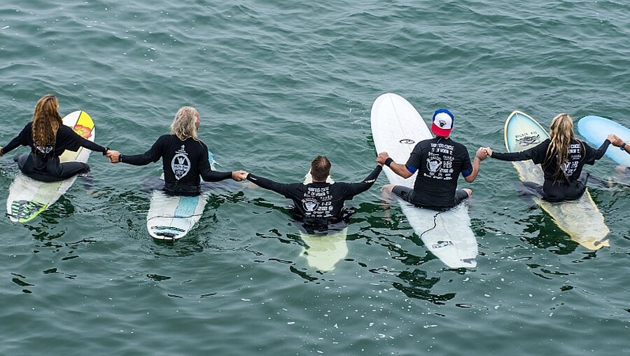 Surfer floaten auf ihren Boards / © Mark Rightmire (dpa)