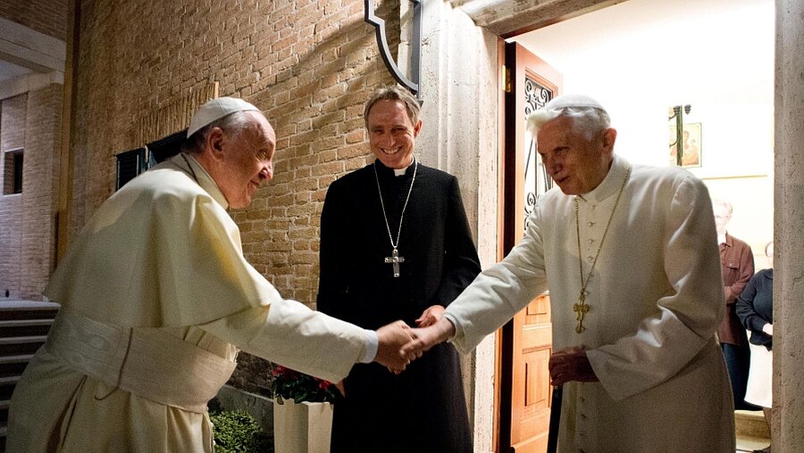 Papst Franziskus und der emeritierte Papst Benedikt XVI. (dpa)