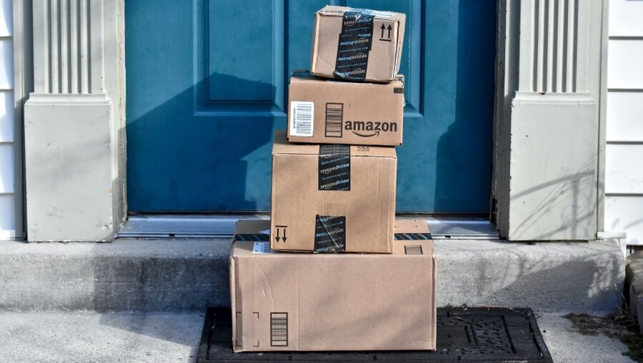 Pakete von Amazon / © Jeramey Lende (shutterstock)
