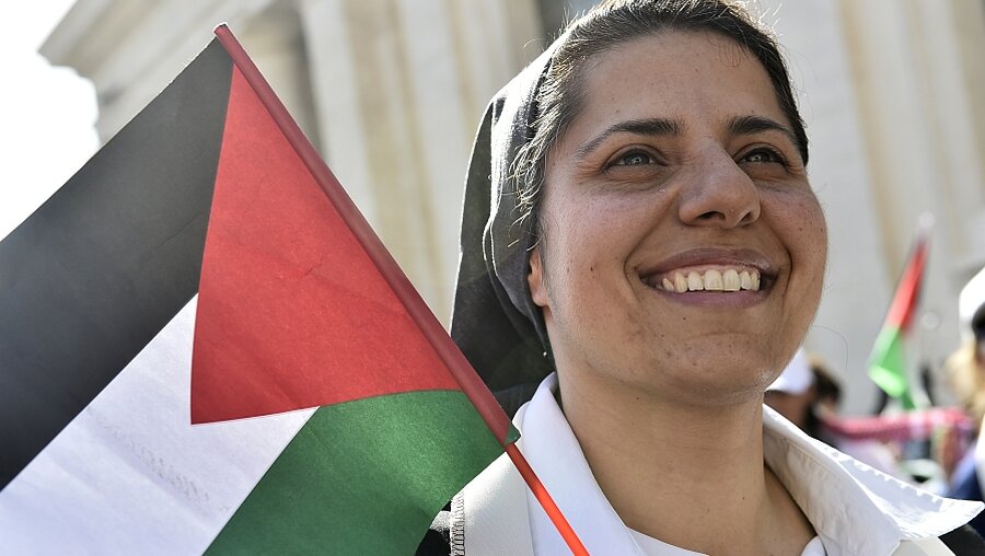 Palästinensische Ordensschwester am 17.5.15 auf dem Petersplatz (KNA)