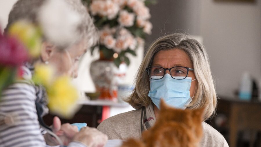 Palliativschwester Claudia Reifenberg besucht eine kranke Frau  / © Harald Oppitz (KNA)
