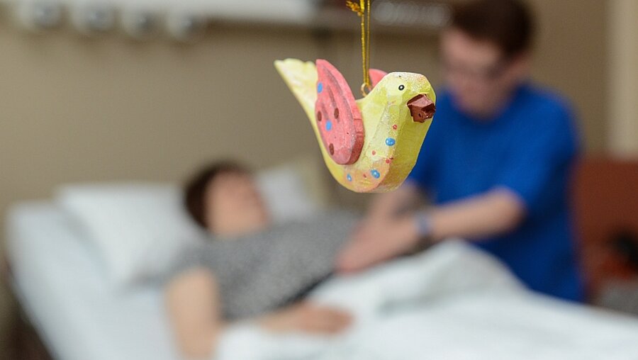 Pflege in einem Krankenhaus / © BBT-Gruppe/Harald Oppitz (KNA)