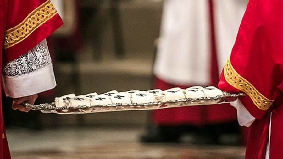 Pallien für die neuen Erzbischöfe im Gottesdienst mit Papst Franziskus zum Patronatsfest Peter und Paul im Petersdom am 29. Juni 2016. / © NN (KNA)