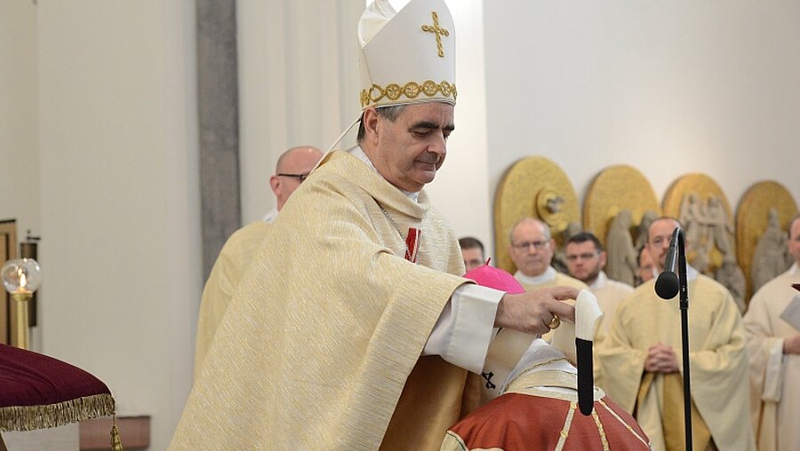 Erzbischof Eterovic legt Erzbischof Heße Pallium um  / © Ralf Adloff (KNA)