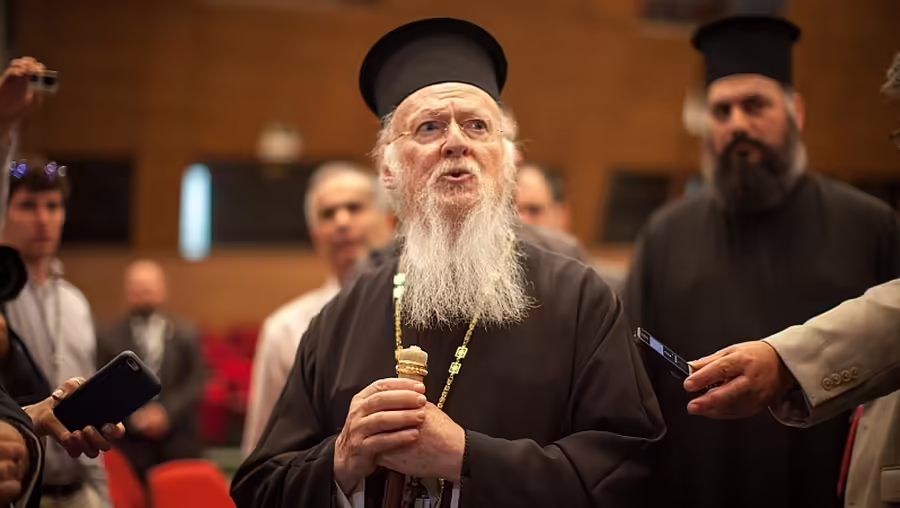 Bartholomaios I. w&auml;hrend eines Interviews / &copy; Sean Hawkey (KNA)