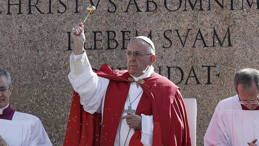 Papst Franziskus feiert Palmsonntag auf dem Petersplatz / © Giuseppe Lami (dpa)