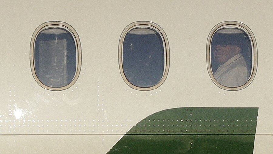 Papst am Flugzeugfenster / © Gregorio Borgia (dpa)